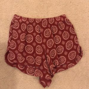 maroon patterned flowy shorts🤩